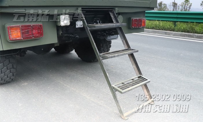 東風(fēng)六驅(qū)越野車,雙排越野卡車,東風(fēng)炊事車,東風(fēng)救援工具車,東風(fēng)衛(wèi)星通訊車,房車改裝廠家,東風(fēng)方艙指揮車,EQ2102雙排