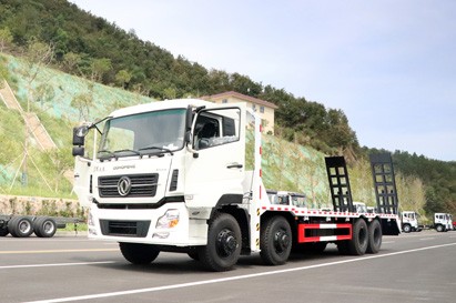 東風8*4重型平板運輸車_30噸出口型挖機平板車_特種平板運輸車配置參數