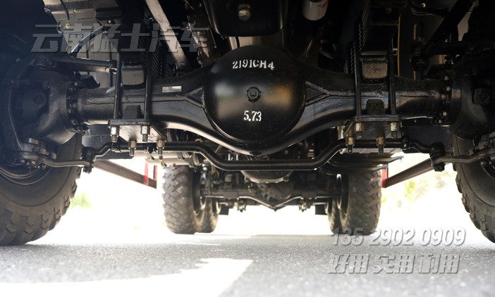 重型載貨卡車,物流運(yùn)輸車,東風(fēng)六驅(qū)卡車,340馬力越野車,5.8米貨箱貨車,6*6高墻板貨車,出口專用車,載15噸越野卡車