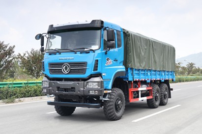 東風六驅340馬力出口卡車_6*6帶蓬布篷桿的貨運卡車_長途貨車剎車降溫水箱