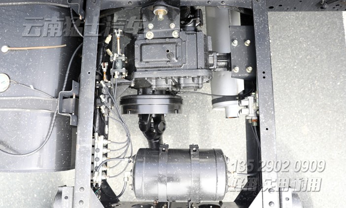 兩軸卡車底盤,出口專用底盤,專用車底盤,越野型卡車底盤,康明斯210馬力底盤,東風(fēng)4x4底盤