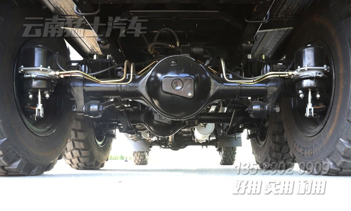 出口型輕卡,2.5噸越野卡車(chē),東風(fēng)山貓整車(chē),駝灰色卡車(chē),加強(qiáng)款卡車(chē),六驅(qū)柴油載貨車(chē)