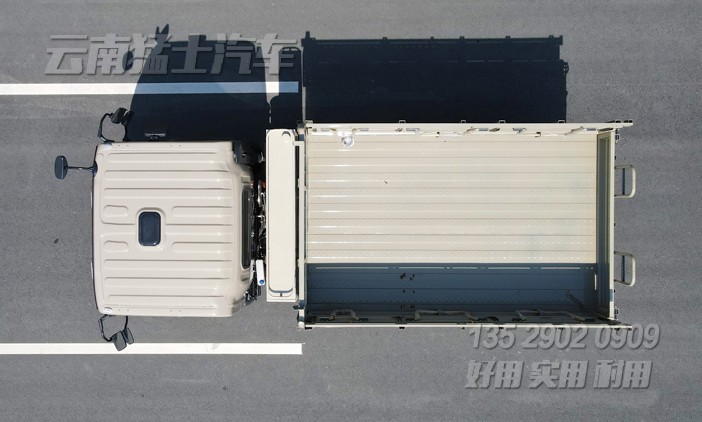 出口型輕卡,2.5噸越野卡車(chē),東風(fēng)山貓整車(chē),駝灰色卡車(chē),加強(qiáng)款卡車(chē),六驅(qū)柴油載貨車(chē)