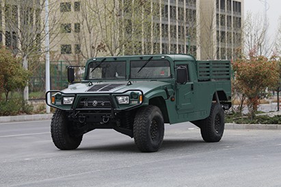 全驅高機動單排硬頂猛士越野車_四驅東風EQ2050系列運輸車_8座東風猛士初代載貨車