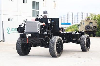 自動擋獨立懸掛13噸越野三類底盤_330馬力右舵專用特種底盤_全驅多功能底盤開發定制